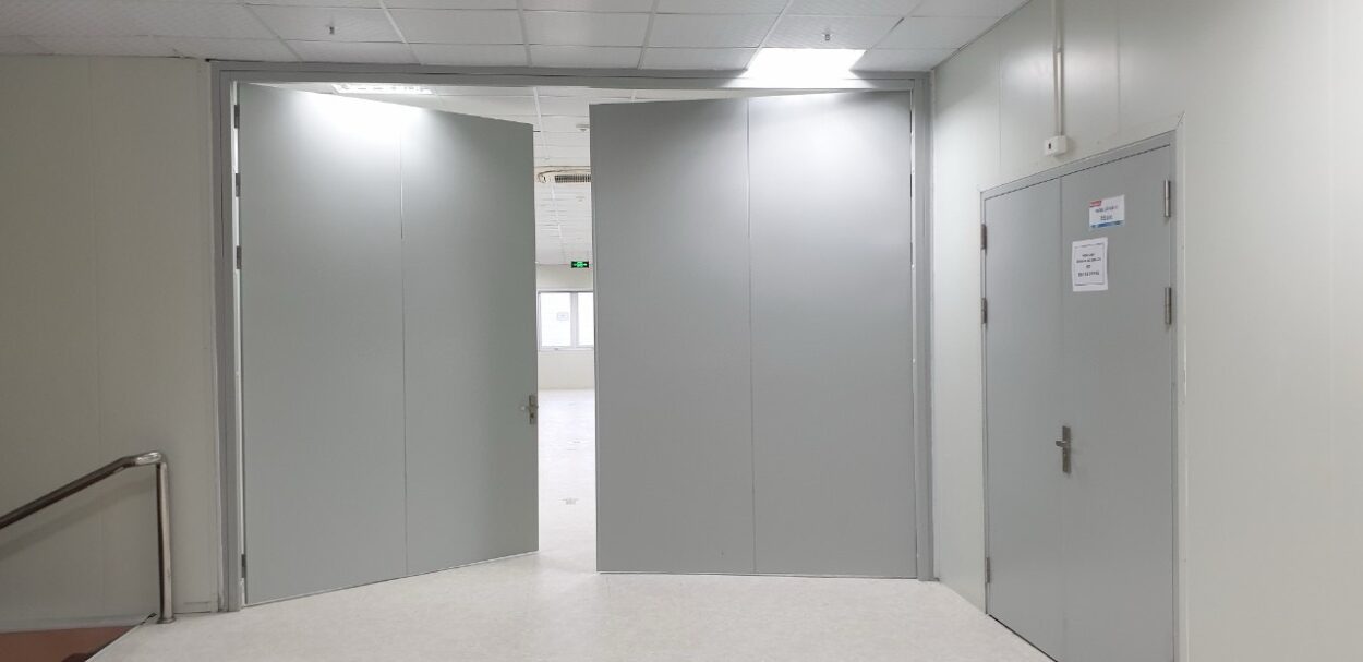 tem kiểm định trên cửa chống cháy