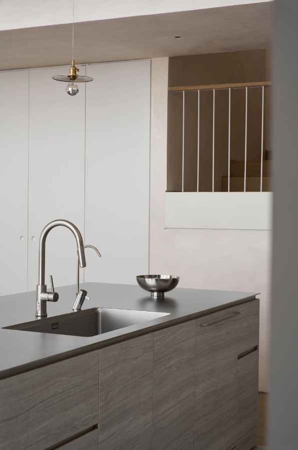 Bề mặt inox phẳng mịn phản chiếu ánh sáng, tạo điểm nhấn sang trọng và dễ bảo trì trong không gian bếp hiện đại.