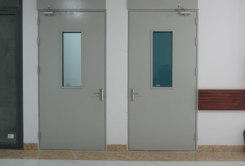 Có nên dùng tay co thủy lực cho cửa thép chống cháy