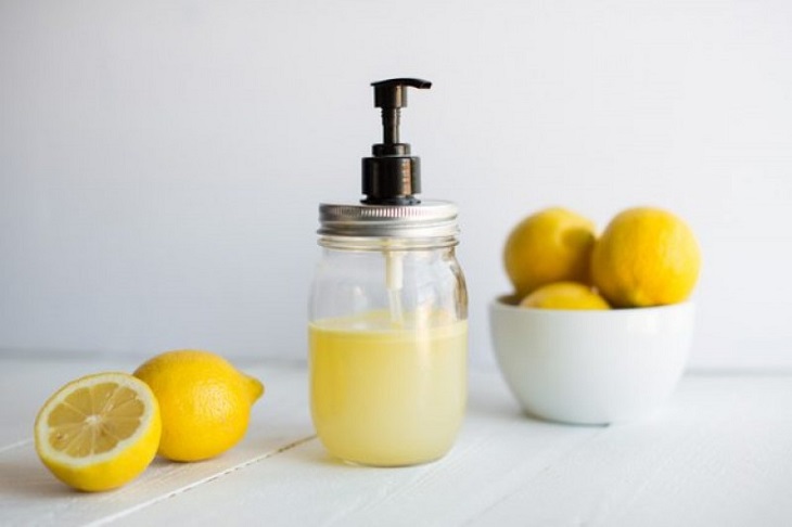 lau kính bằng nước rửa chén