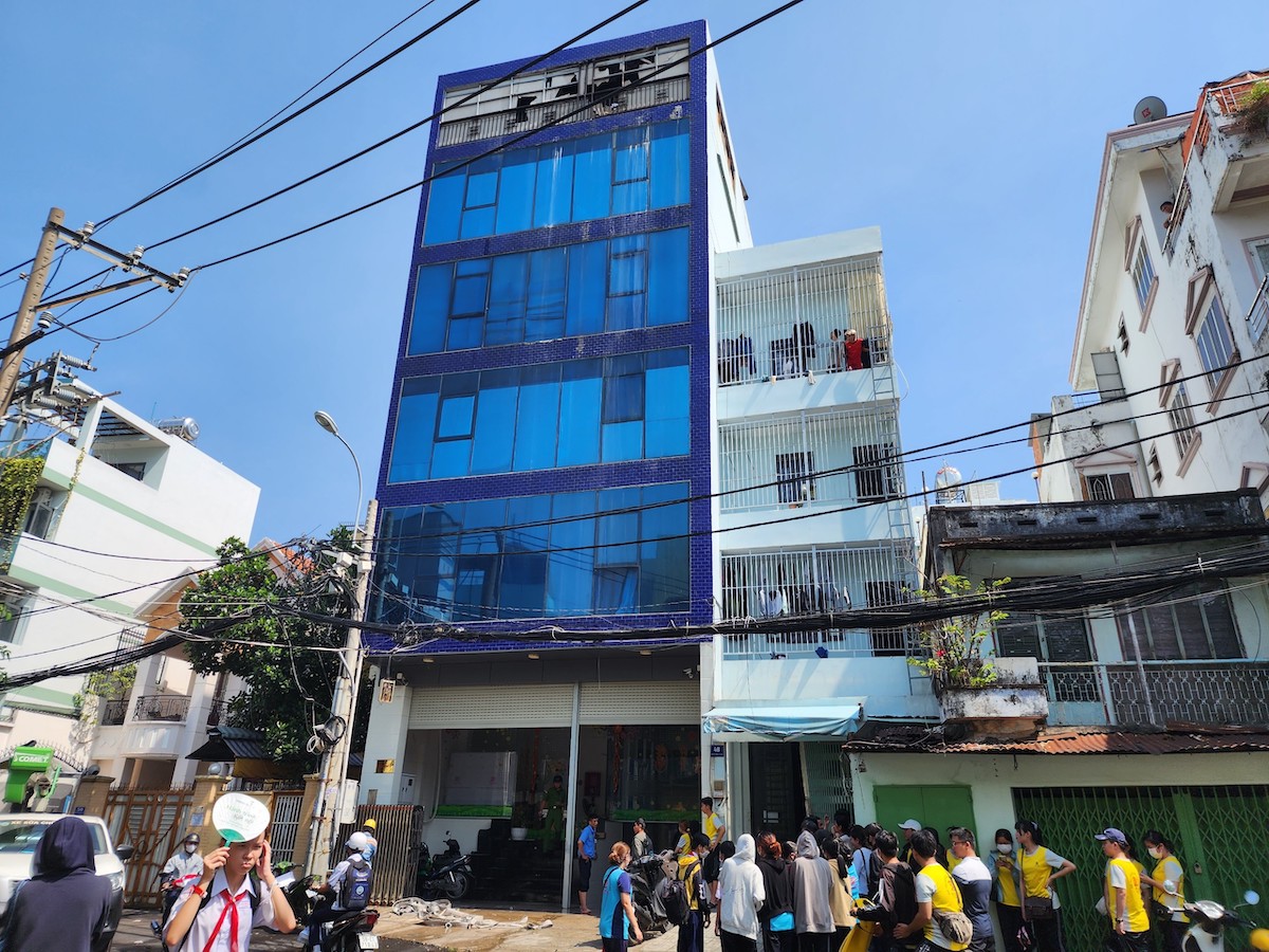 Kính tầng 6 bị hư hại