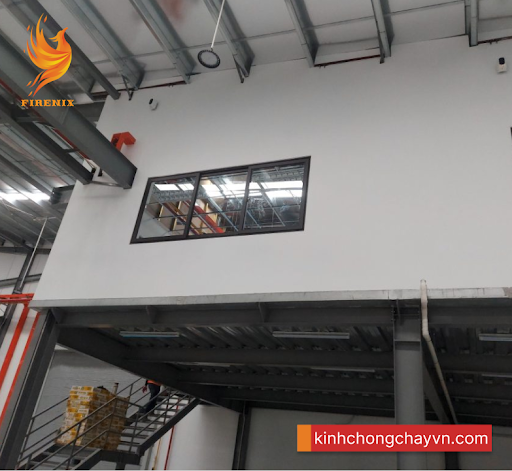 Cần lưu ý gì khi sử dụng kính chống cháy 60 phút trong thời tiết nắng nóng