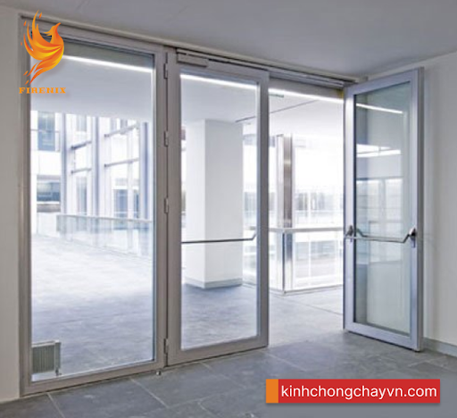 Cửa thủy lực có sử dụng được kính chống cháy hay không