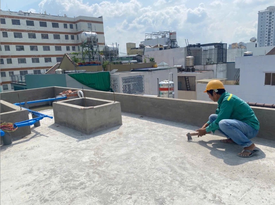 Công nhân kiểm tra chống thấm